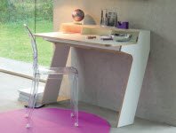 Стол Slope опирается на стену и сохраняет пространство