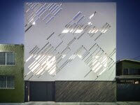 Зурита Box может похвастаться дизайном на основе отверстий прямоугольных шаблонов