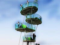 5 этажная каркасная постройка с палатками приносит отдых на природе на новые высоты