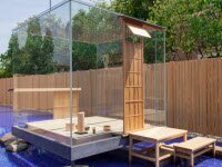 Стеклянный чайный домик от Хироши Сугимото парит над поверхностью воды