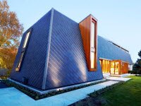 Дом от Бортолотто сочетает в себе традиционное ранчо мансардных крыш с современным скульптурным интерьером