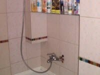 Маленькая удобная и нарядная ванная комната с нишами