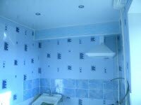 Потолок на кухне и в коридоре из панелей ПВХ своими руками