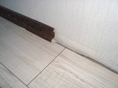 Работа с ПВХ-плинтусами при проведении ремонта своими руками