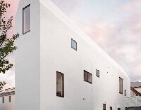 Микро дом шириною в 2 метра рассчитан на 2 семьи