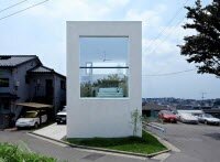 Простой дом с большим окном