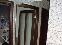 Закрепляем большое зеркало на стене в коридоре