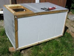 Обшиваем низ фанерой и утепляем