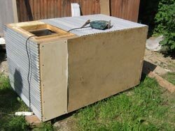 Обшиваем низ фанерой и утепляем