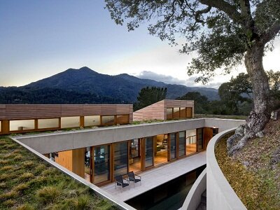 Kentfield Residence всплывает из холма с зеленой крышей над Сан-Франциско