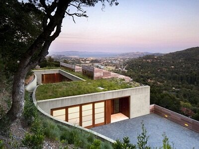Kentfield Residence всплывает из холма с зеленой крышей над Сан-Франциско