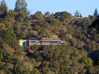 Kentfield Residence всплывает из холма с зеленой крышей над Сан-Франциско