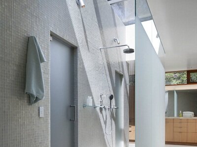 Kentfield Residence всплывает из холма с зеленой крышей над Сан-Франциско