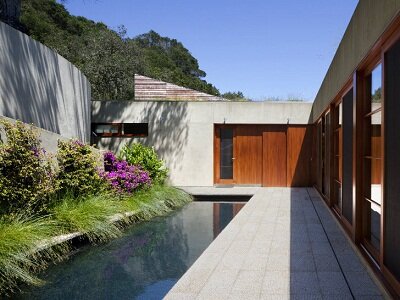 Kentfield Residence всплывает из холма с зеленой крышей над Сан-Франциско