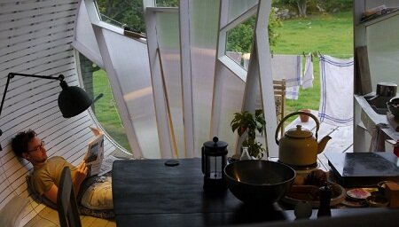 Изогнутый крошечный дом Гус-1