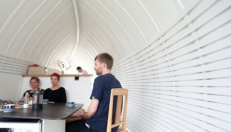 Изогнутый крошечный дом Гус-1