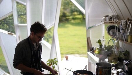 Изогнутый крошечный дом Гус-1