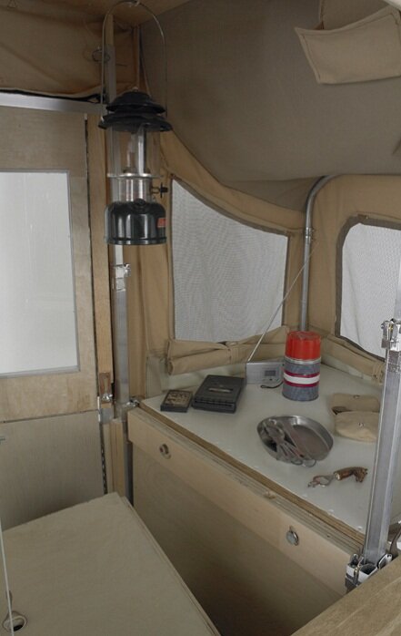 Camper Kart представляет собой миниатюрный дом из тележки корзины