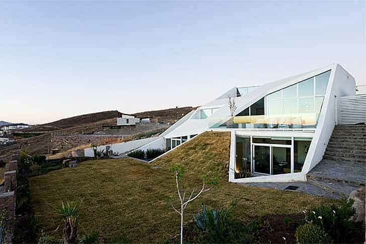 Современный дом погребенный частично в пустыне Чиуауа, сохраняет прохладу