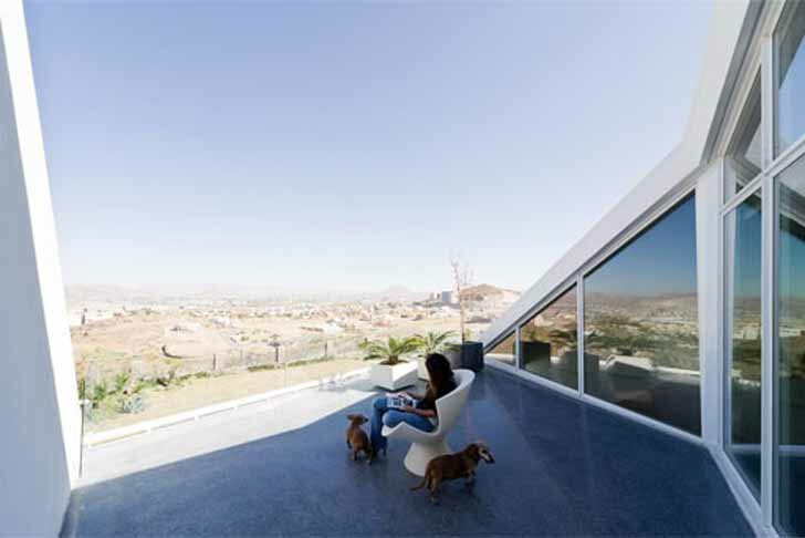 Современный дом погребенный частично в пустыне Чиуауа, сохраняет прохладу