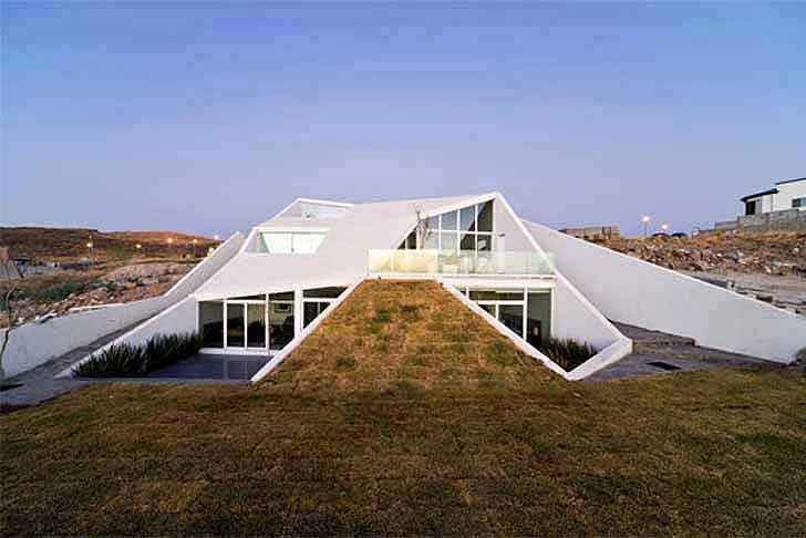 Современный дом погребенный частично в пустыне Чиуауа, сохраняет прохладу