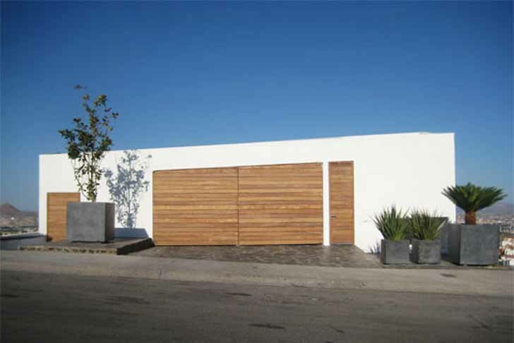 Современный дом погребенный частично в пустыне Чиуауа, сохраняет прохладу