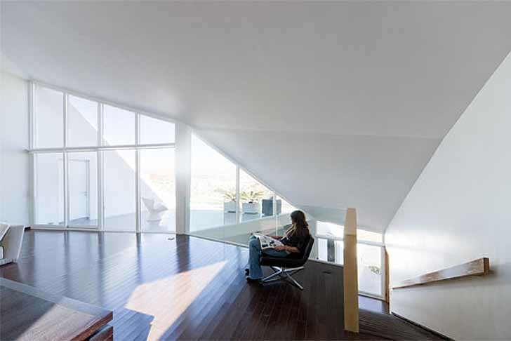 Современный дом погребенный частично в пустыне Чиуауа, сохраняет прохладу