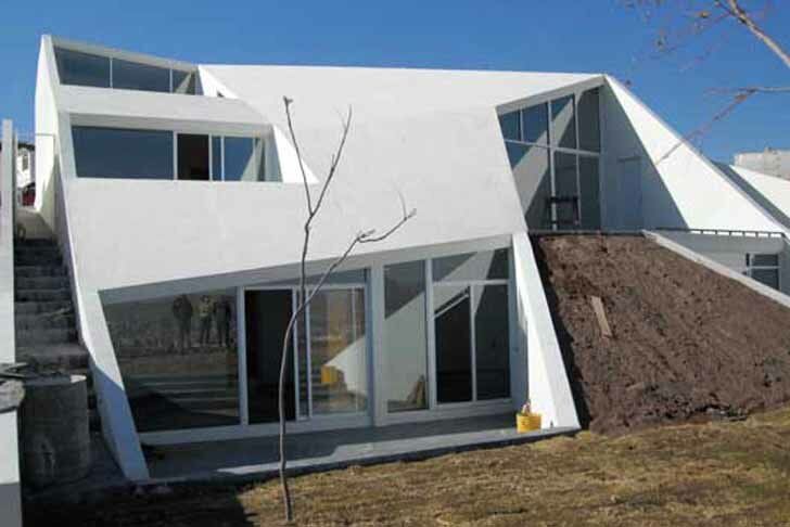 Современный дом погребенный частично в пустыне Чиуауа, сохраняет прохладу