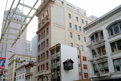 Крошечная кабина дом находиться между небоскребами в Сан-Франциско