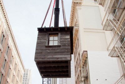 Крошечная кабина дом находиться между небоскребами в Сан-Франциско