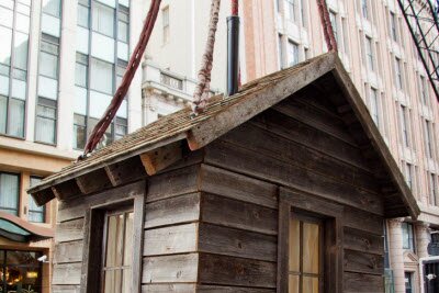 Крошечная кабина дом находиться между небоскребами в Сан-Франциско