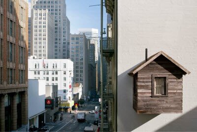 Крошечная кабина дом находиться между небоскребами в Сан-Франциско