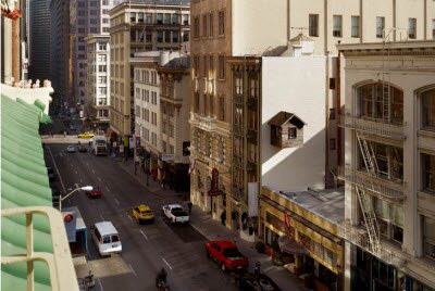 Крошечная кабина дом находиться между небоскребами в Сан-Франциско