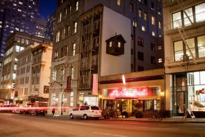 Крошечная кабина дом находиться между небоскребами в Сан-Франциско