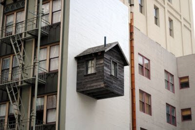 Крошечная кабина дом находиться между небоскребами в Сан-Франциско