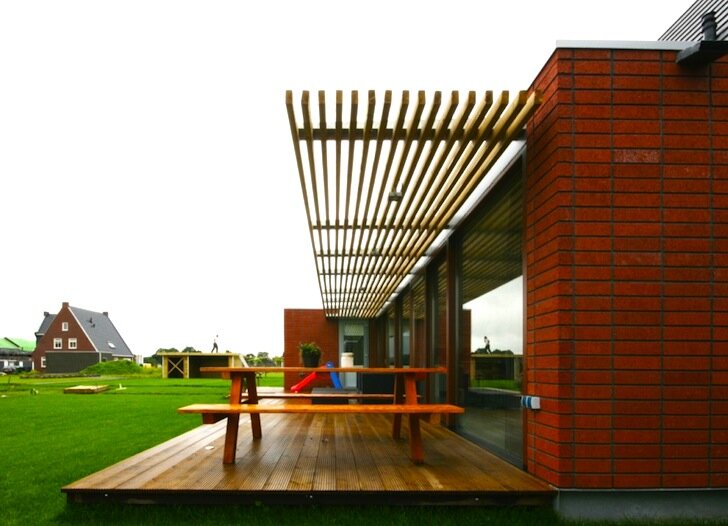 Маленький голландский дом остается теплой с пассивным дизайном.