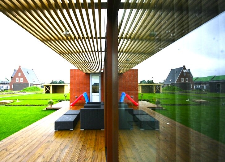 Маленький голландский дом остается теплой с пассивным дизайном.