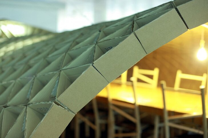 Удивительный павильон Куколка сделан из переработанных поддонов и картона