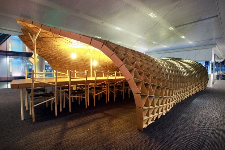 Удивительный павильон Куколка сделан из переработанных поддонов и картона