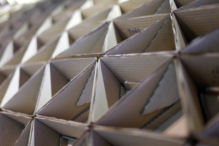 Удивительный павильон Куколка сделан из переработанных поддонов и картона