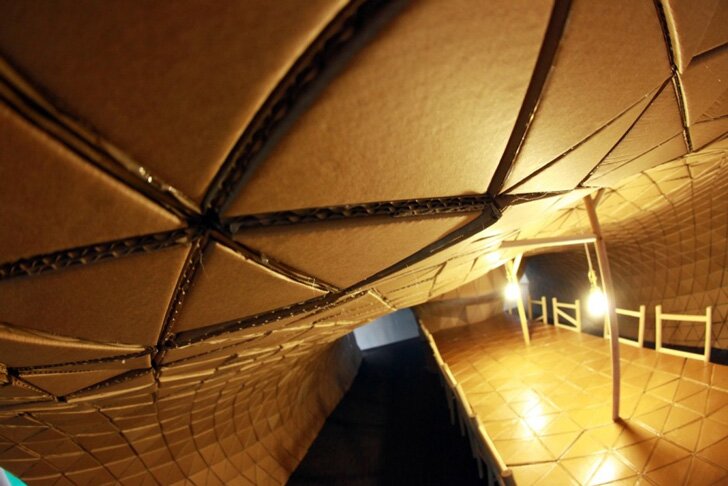 Удивительный павильон Куколка сделан из переработанных поддонов и картона