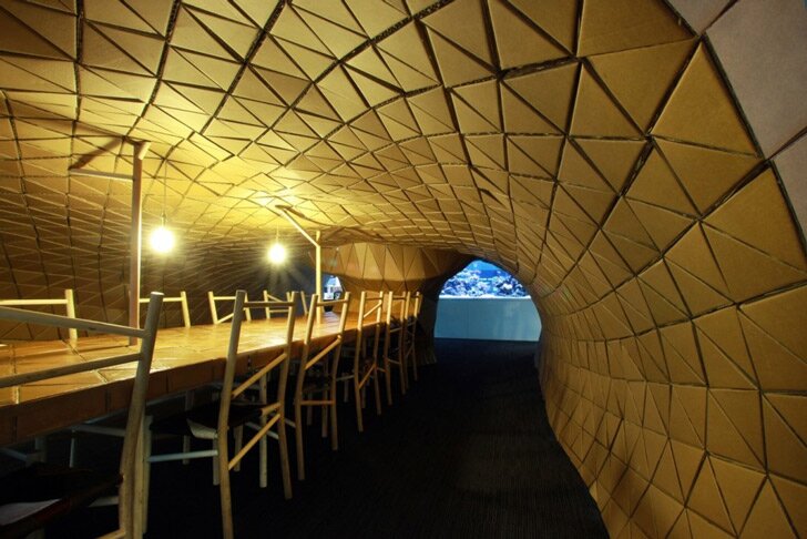 Удивительный павильон Куколка сделан из переработанных поддонов и картона