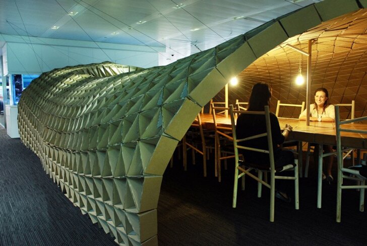 Удивительный павильон Куколка сделан из переработанных поддонов и картона