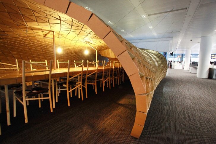 Удивительный павильон Куколка сделан из переработанных поддонов и картона