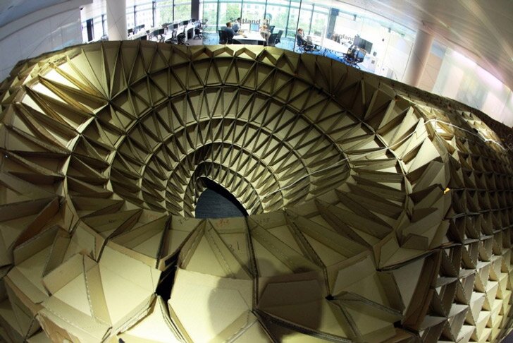 Удивительный павильон Куколка сделан из переработанных поддонов и картона