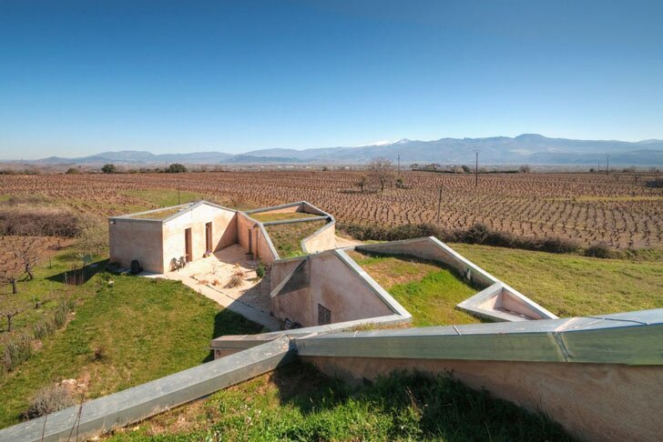 Мимика испанских гор с покатой зеленой крышей