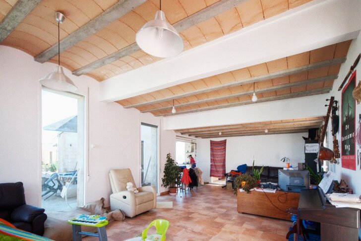 Мимика испанских гор с покатой зеленой крышей