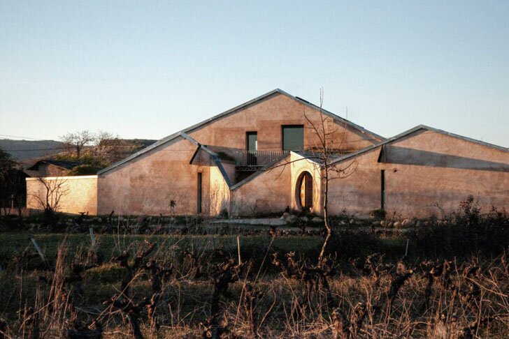 Мимика испанских гор с покатой зеленой крышей