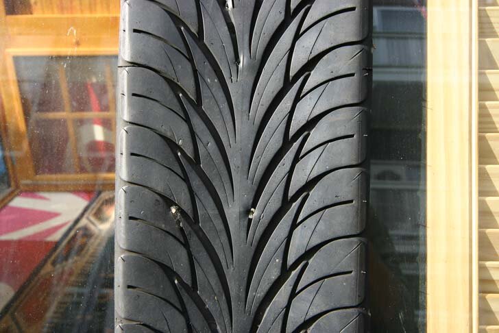 Сад и сарай, сделанные из переработанных автомобильных шин