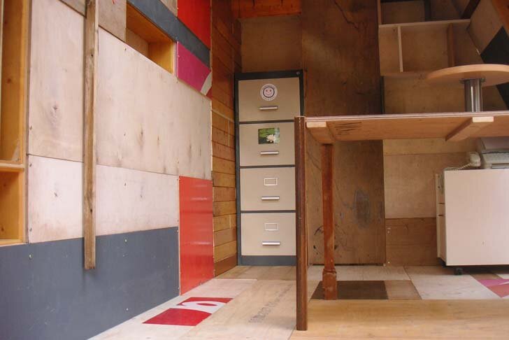 Сад и сарай, сделанные из переработанных автомобильных шин